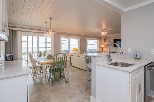 Dip Inn by Oak Island Accommodations - photo 20