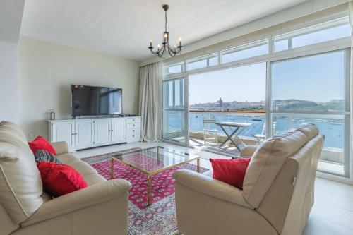 Stunning Seafront 3 Bedroom 6th Floor — 4-Star Luxury Hotel in Sliema, Malta