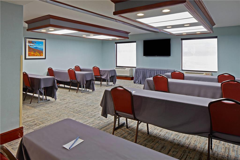 Comfort Suites Outlet Center - photo 29