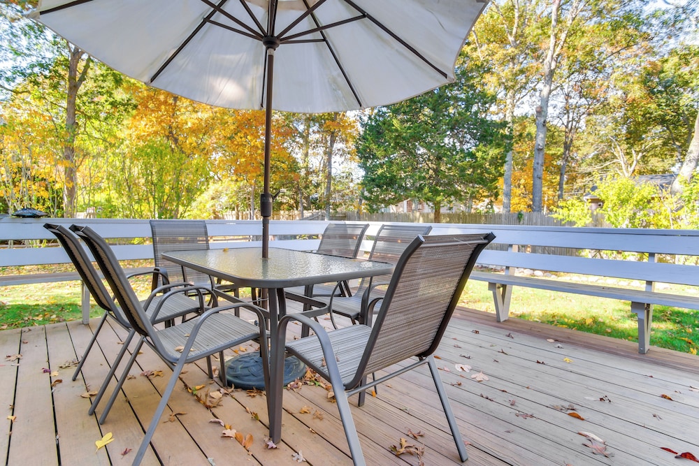 Bike to Private Beach Cape Cod Escape with Sunroom — hotel in East Falmouth