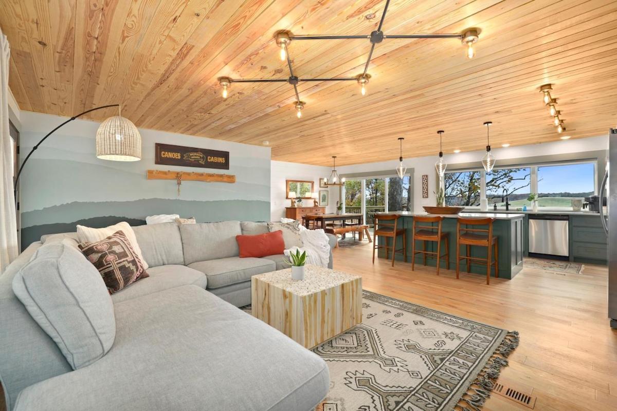 Eagles View Panoramic Views of Beaver Lake in Springdale, United States