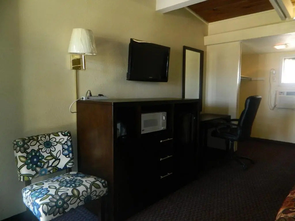 La Plaza Inn & Suites - photo 9
