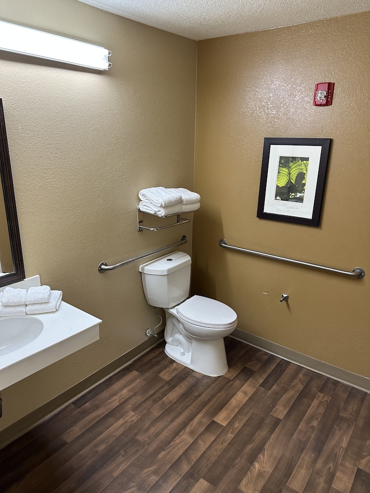 HomeTowne Studios by Red Roof Southfield - photo 13
