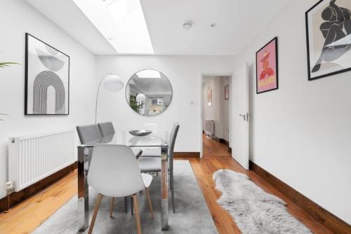 Huge Shoreditch Apartment Private Roof Terrace — 4-Star Luxury Hotel in London, United Kingdom