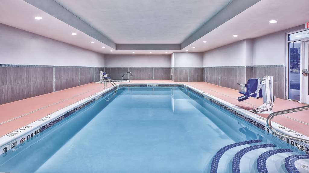 La Quinta Inn & Suites by Wyndham Niagara Falls - photo 5