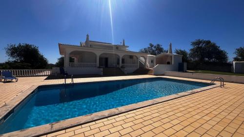 BnB Homes Luxurious Villa Stardust with Swimming pool & BBQ for Family Fun — 4-Star Luxury Hotel in Albufeira, Portugal