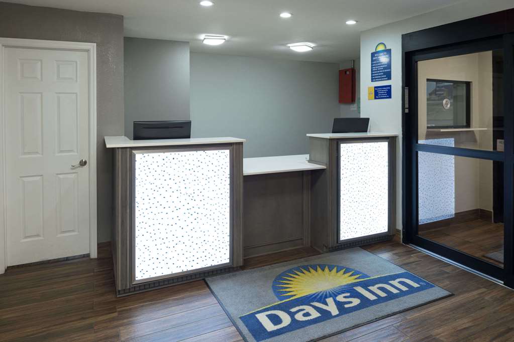 Days Inn & Suites by Wyndham Athens Alabama - photo 2