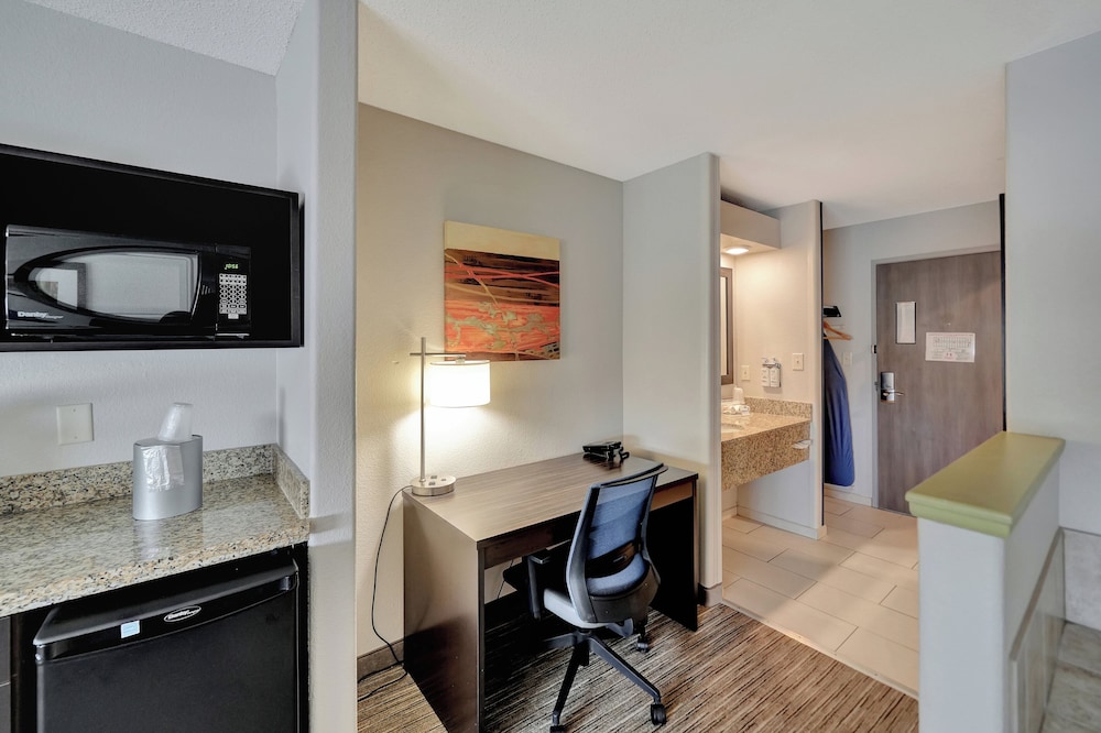 Holiday Inn Express Hotel & Suites Beatrice by IHG - photo 63
