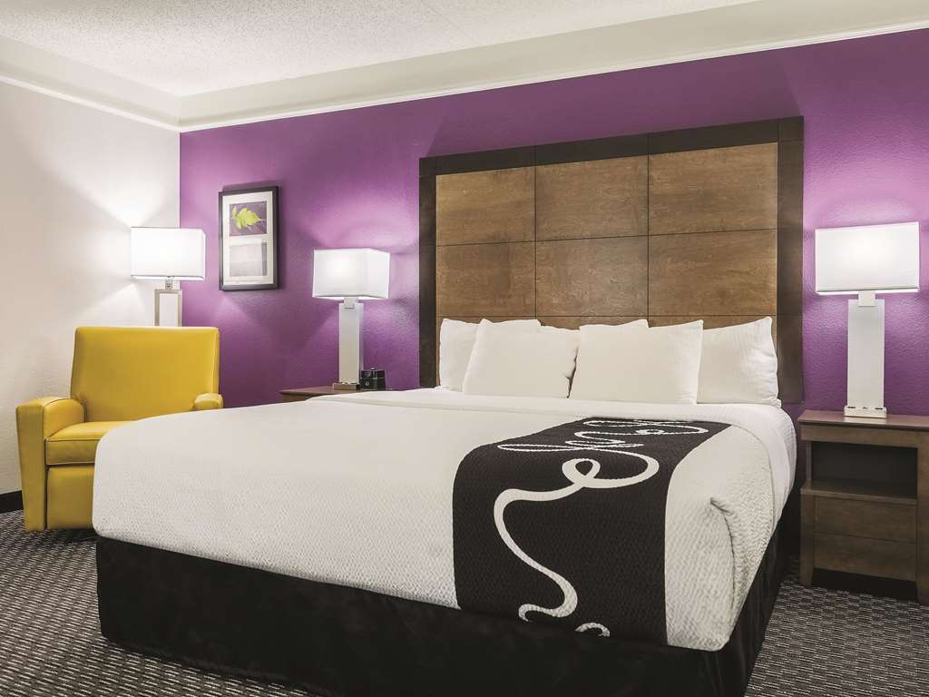 La Quinta Inn & Suites by Wyndham Alexandria Airport - photo 13