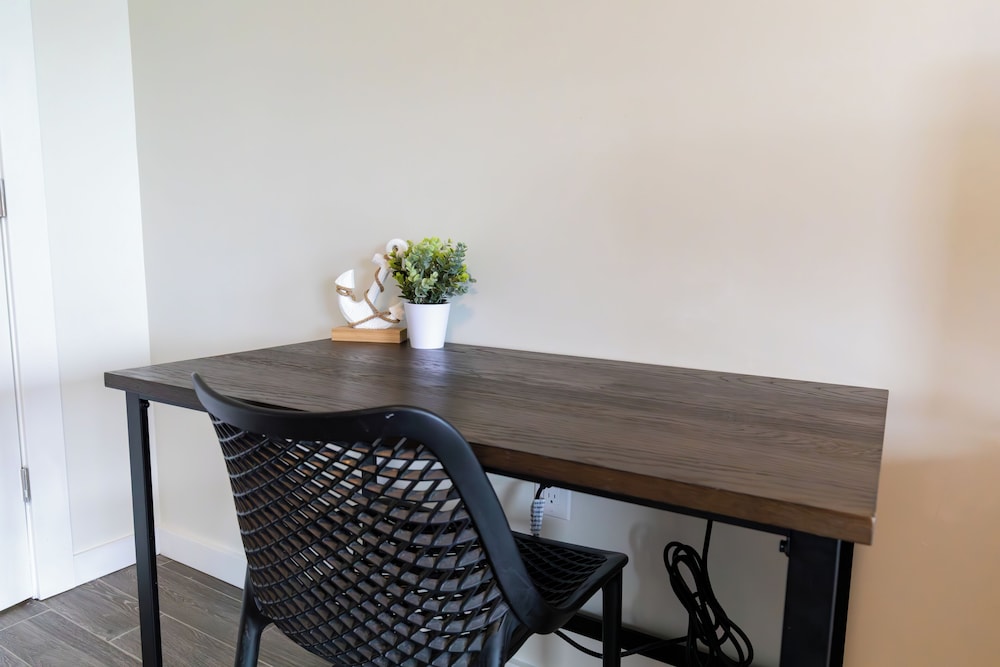Anchor Bay Inn and Suites - photo 33