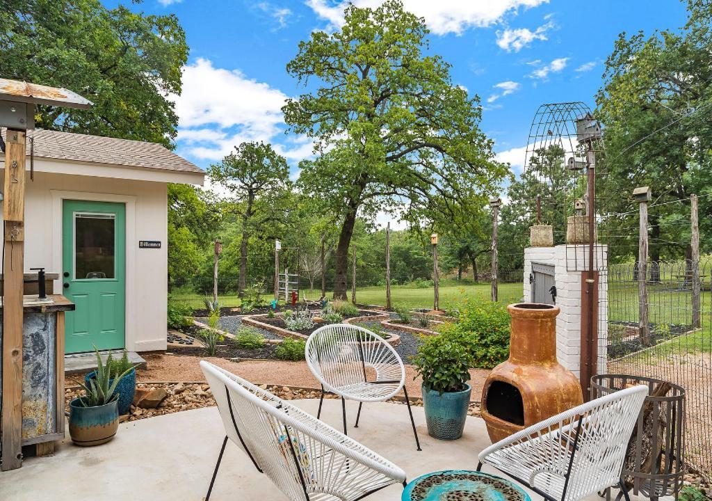 Casa Crabapple Sleeps 13 Private and Hot Tub — 4-Star Luxury Hotel in Fredericksburg, United States