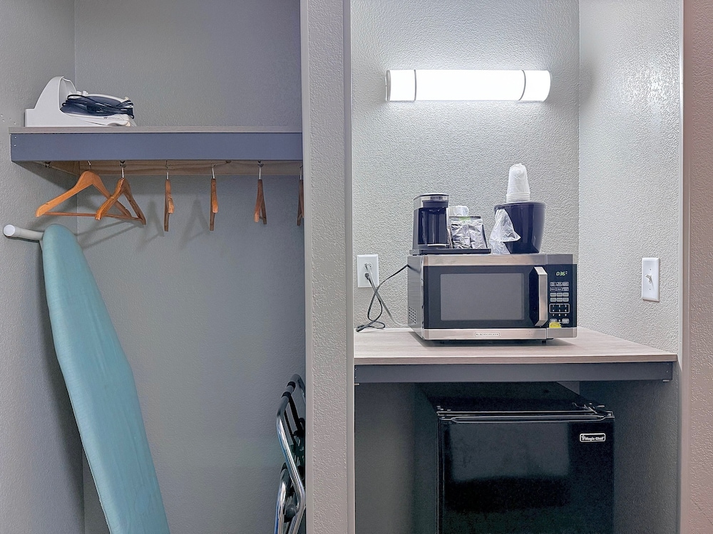 Economy Inn & Suites Cedar Rapids - photo 18
