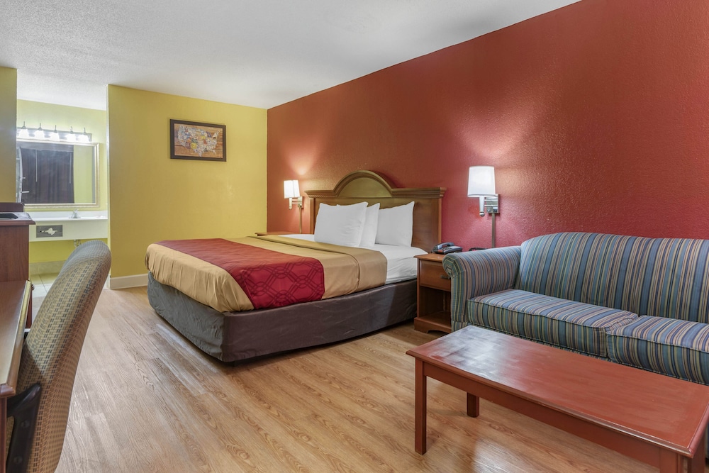 Econo Lodge Douglas - photo 22