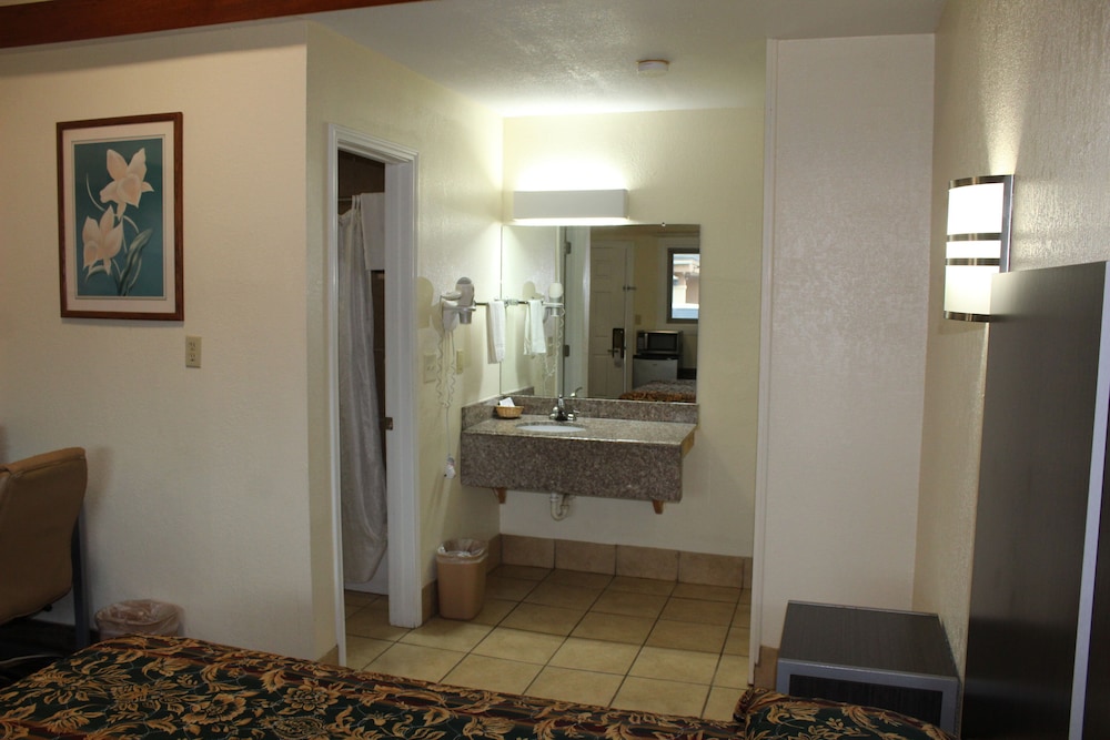 EverGreen Inn & RV - photo 4
