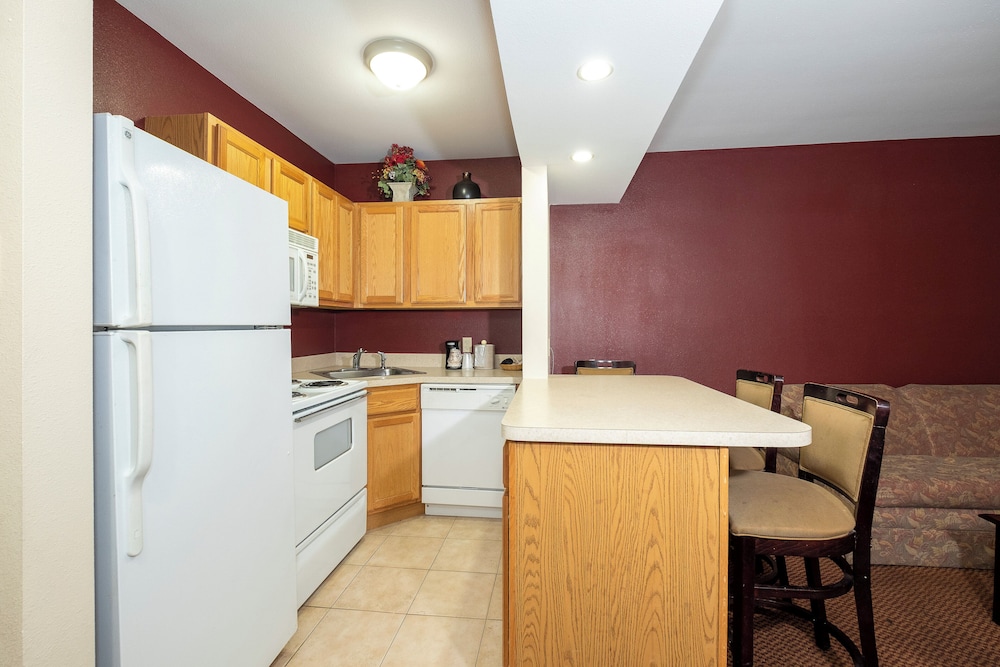 Red Roof Inn & Suites Hazleton - photo 31