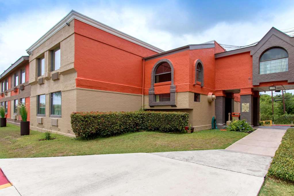 Quality Inn & Suites I 35 near Frost Bank Center - photo 5