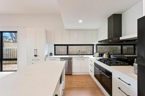 Upscale Family Retreat Just 5 Min Walk to Beach — Cape Woolamai — photo 4