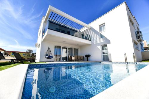 CROWONDER Villa Sunrise with Swimming Pool and Seaview — 4-Star Luxury Hotel in Vir, Croatia