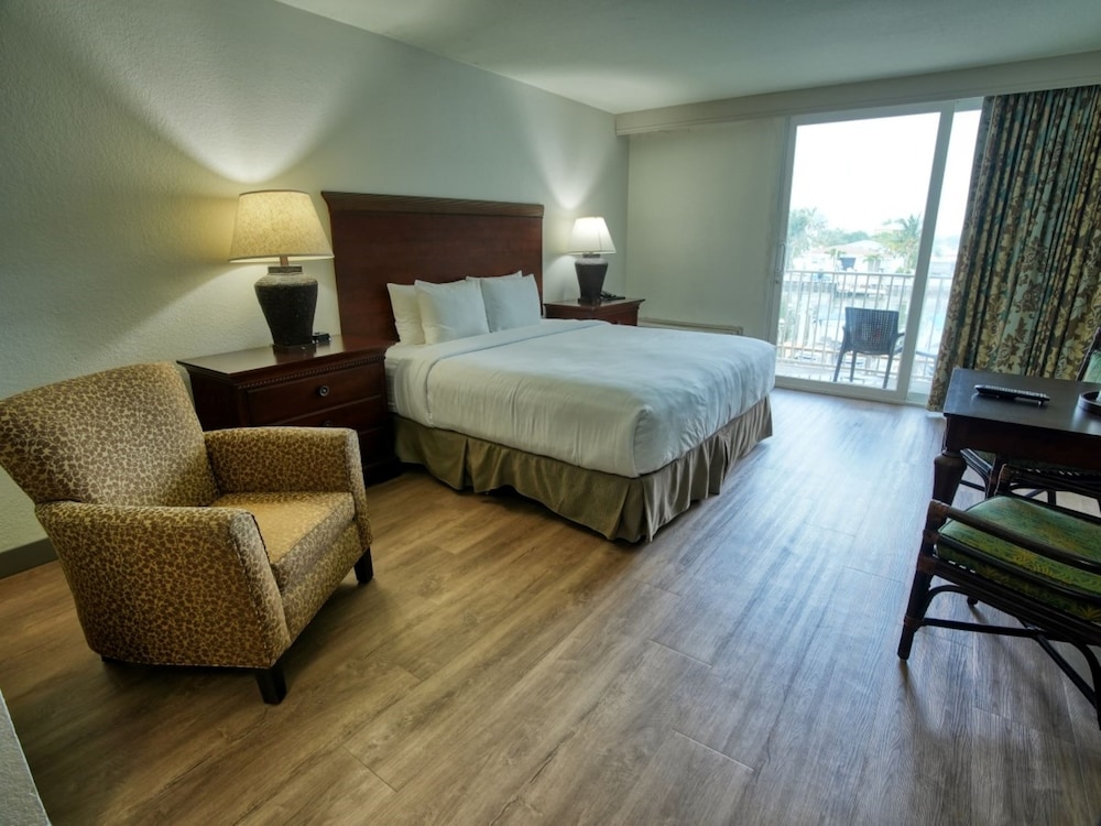 Treasure Island Hotel and Marina - photo 6