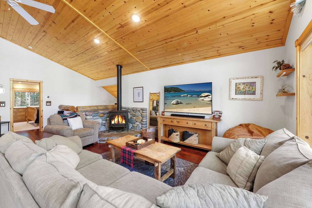 Alpine Gem Near Homewood Mountain — 4-Star Luxury Hotel in Tahoma, United States