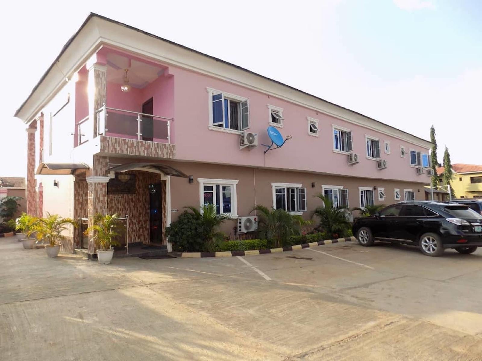 De Fellas Palace Hotel & Suites — hotel near Ibadan Airport