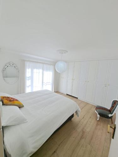 Stunning 3 Bedroom beach house in Bloubergstrand