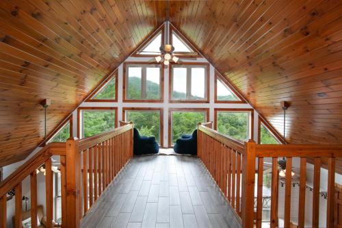 Firefly Ridge Mtn View Hot Tub Theater Games in Townsend, United States