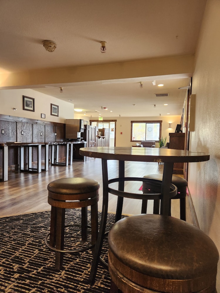 Luxury Inn And Suites - photo 3