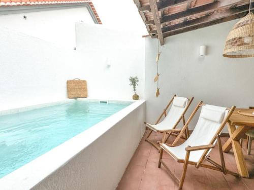 Costa Inn Beach House with Pool by Homeful Homes — 4-Star Luxury Hotel in Almada, Portugal