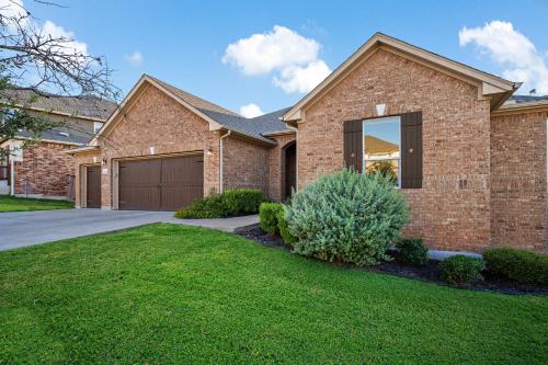 Modern Round Rock Getaway with Private Hot Tub in Round Rock, United States