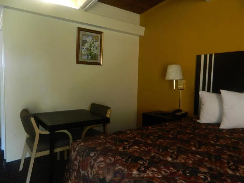 La Plaza Inn & Suites - photo 18