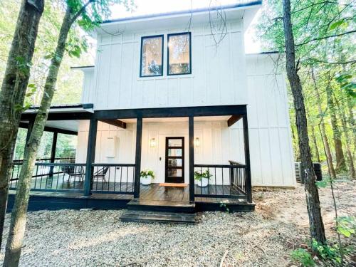 The Riser Brand New Modern Cabin In Broken Bow — 4-Star Luxury Hotel in Broken Bow, United States