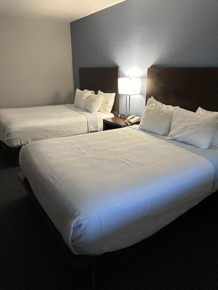 Sugar Creek Inn & Suites - photo 4