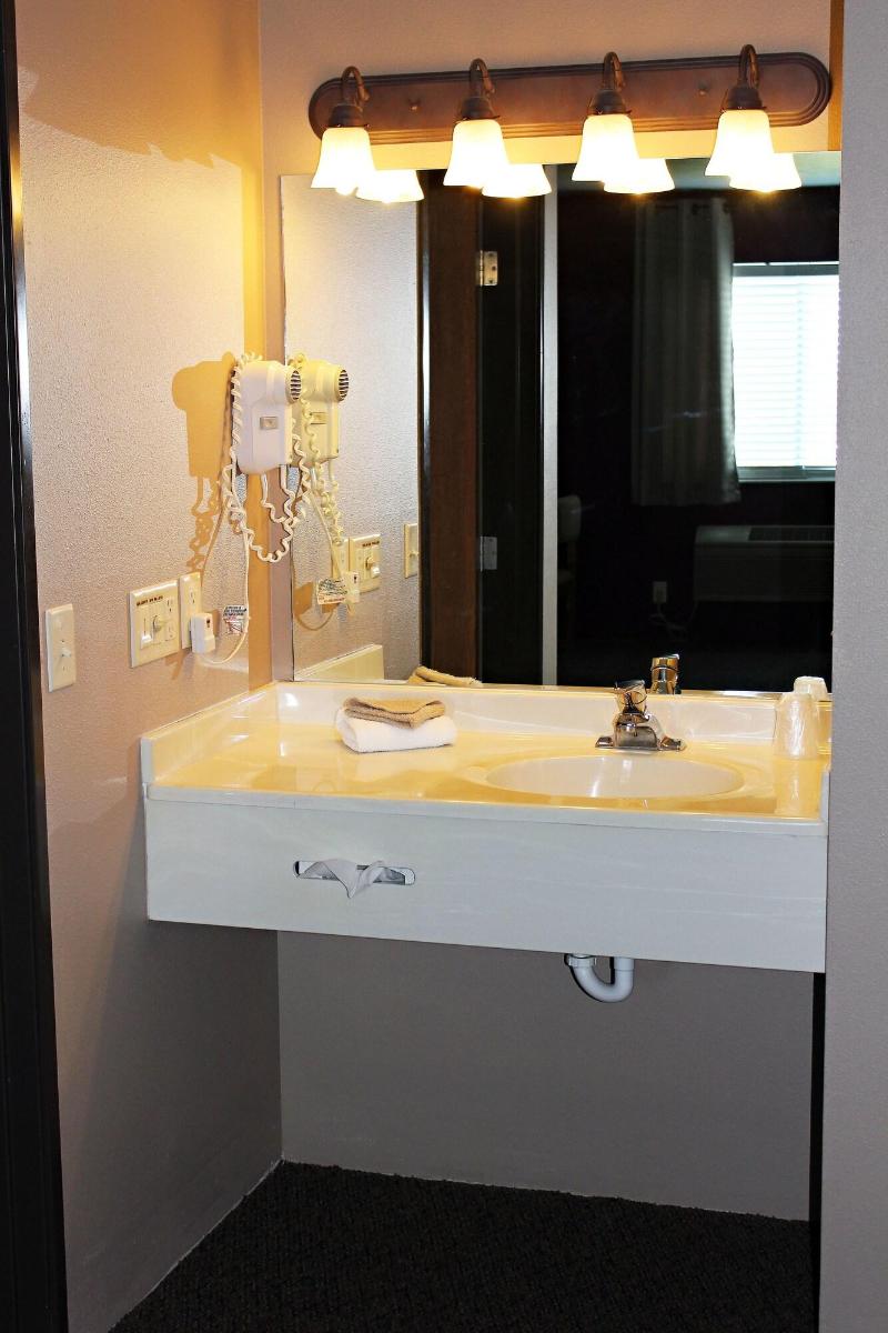 Capri Inn and Suites of Beatrice - photo 14