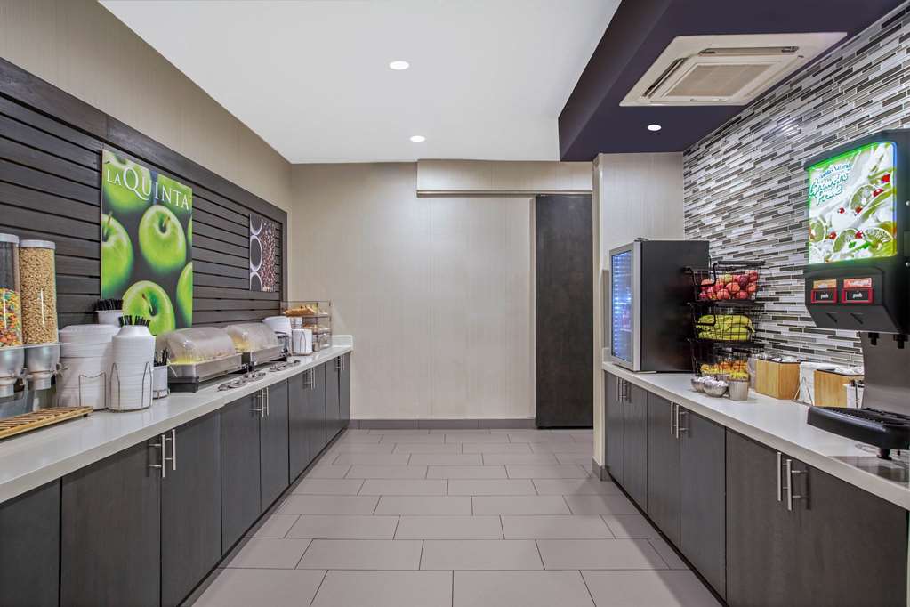 La Quinta Inn & Suites by Wyndham Fayetteville - photo 23