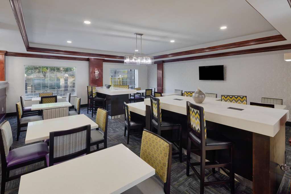 La Quinta Inn & Suites by Wyndham Savannah Airport Pooler - photo 6