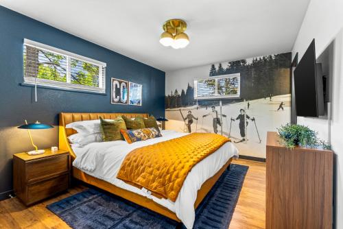 Theater Hot Tub Mini Golf Luxe Fun House — 4-Star Luxury Hotel in Centennial, United States