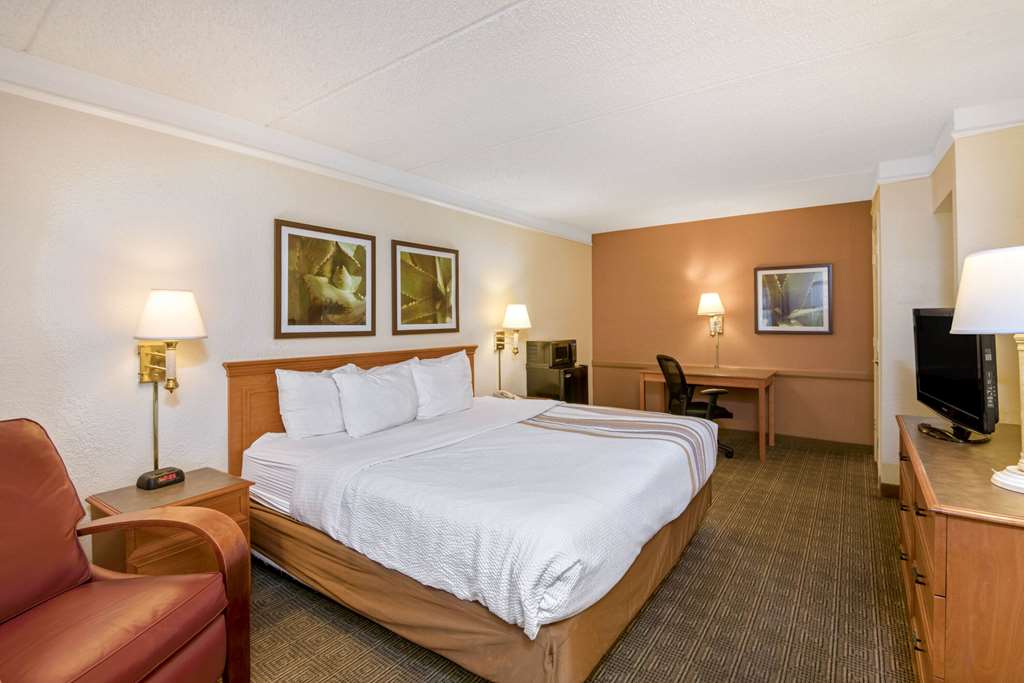 La Quinta Inn by Wyndham San Antonio Market Square - photo 18