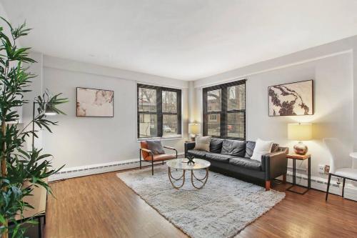 1BR Bright and Airy Apt in Hyde Park Hyde Park 109 and 209 rep — 4-Star Luxury Hotel in Chicago, United States