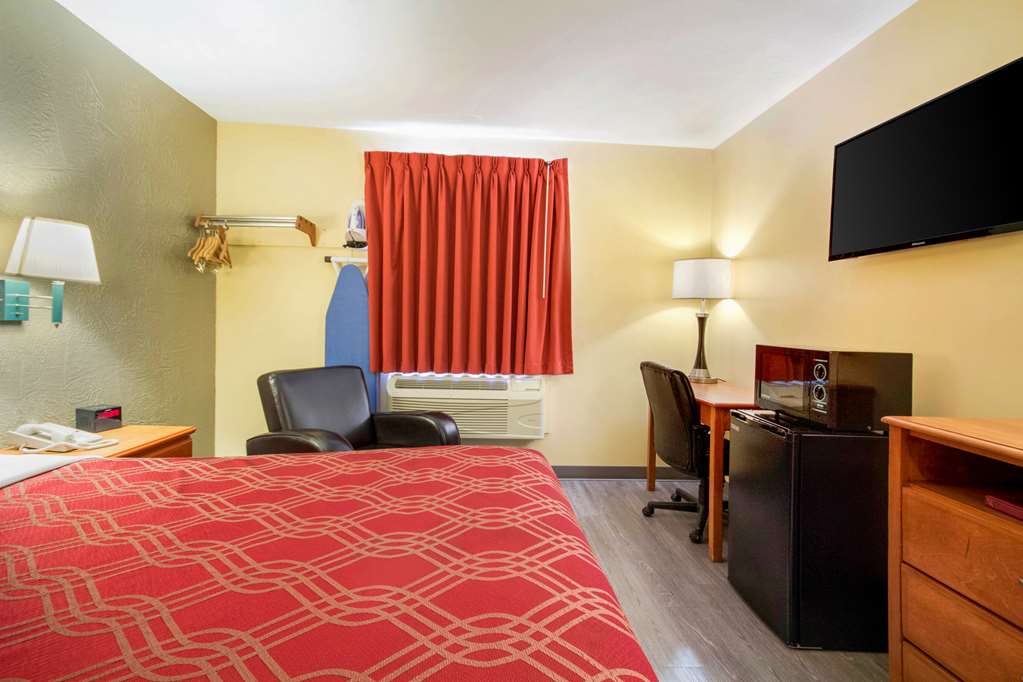 Econo Lodge Lansing Leavenworth - photo 11