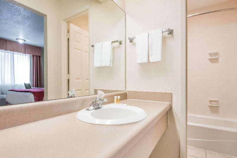 Days Inn Ottawa - photo 13