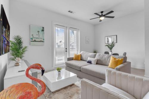Beach Bliss Modern 3 Bed Oasis Mins from Shore — 4-Star Luxury Hotel in Apollo Beach, United States