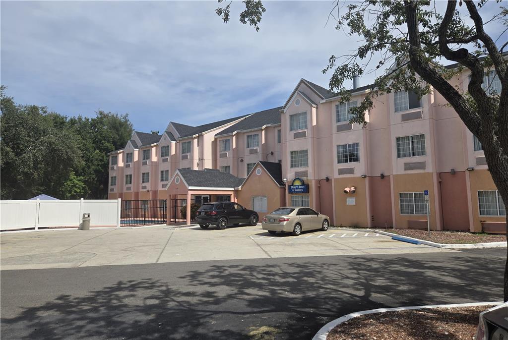 Days Inn & Suites by Wyndham Tampa Raymond James Stadium - photo 3