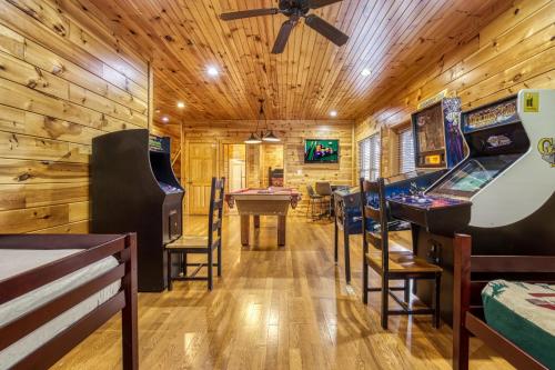 Lazy Bear Lodge Hot Tub Resort Pool WIFI 1089 FREE tickets each paid day Dollywood and More - photo 33