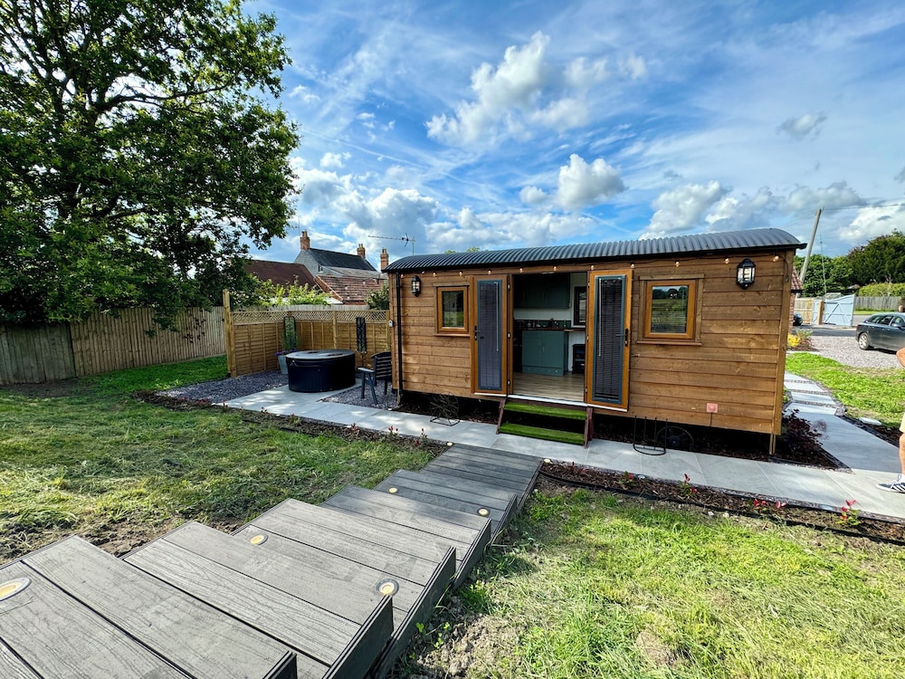 Mooffitch Riverview Hut in Gloucester, United Kingdom