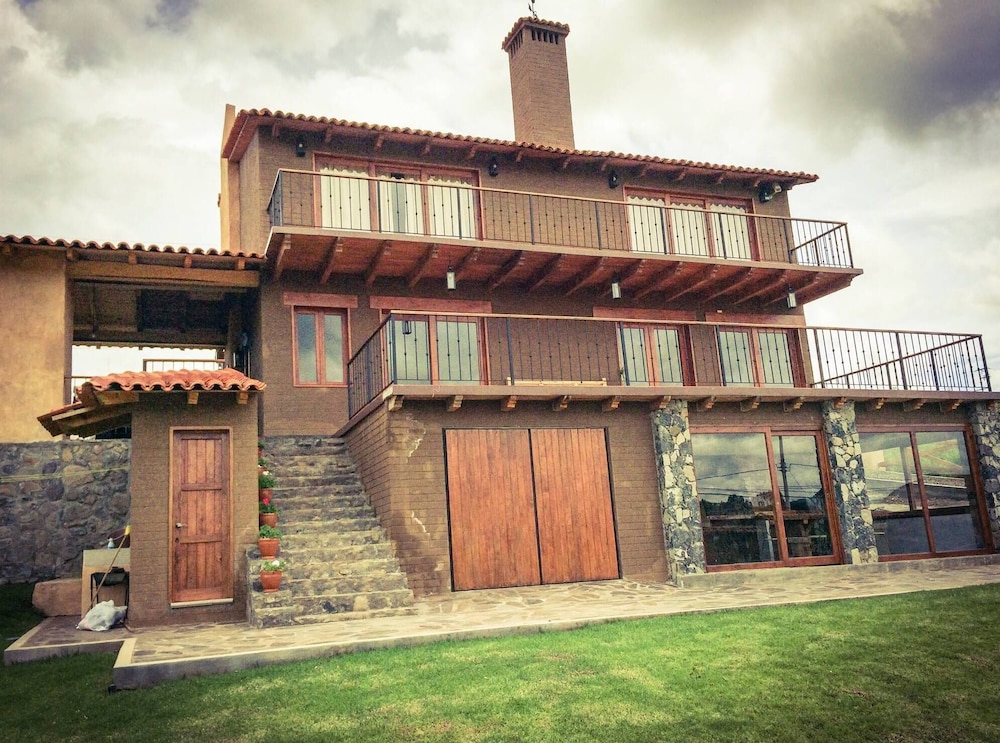 Beautiful Cabin Downtown Tapalpa Oven Mud Barbecue Grill 4 Room 12 ppl TV Wifi — 4-Star Luxury Hotel in Tapalpa, Mexico