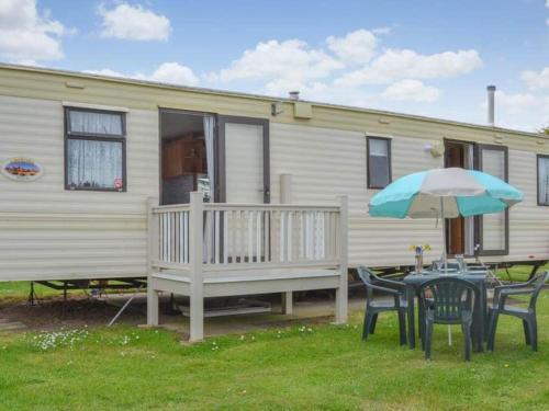 Norfolk Poppy Caravan Sleeps 4 WiFi and Sky TV Included in Bacton, United Kingdom