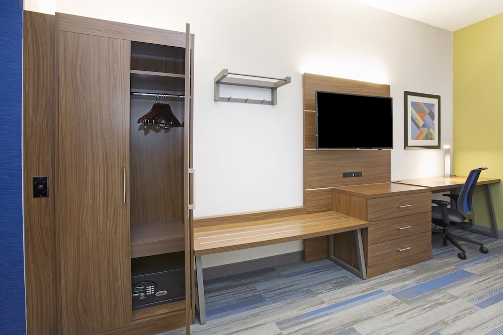 Holiday Inn Express Kansas City at the Legends by IHG - photo 8