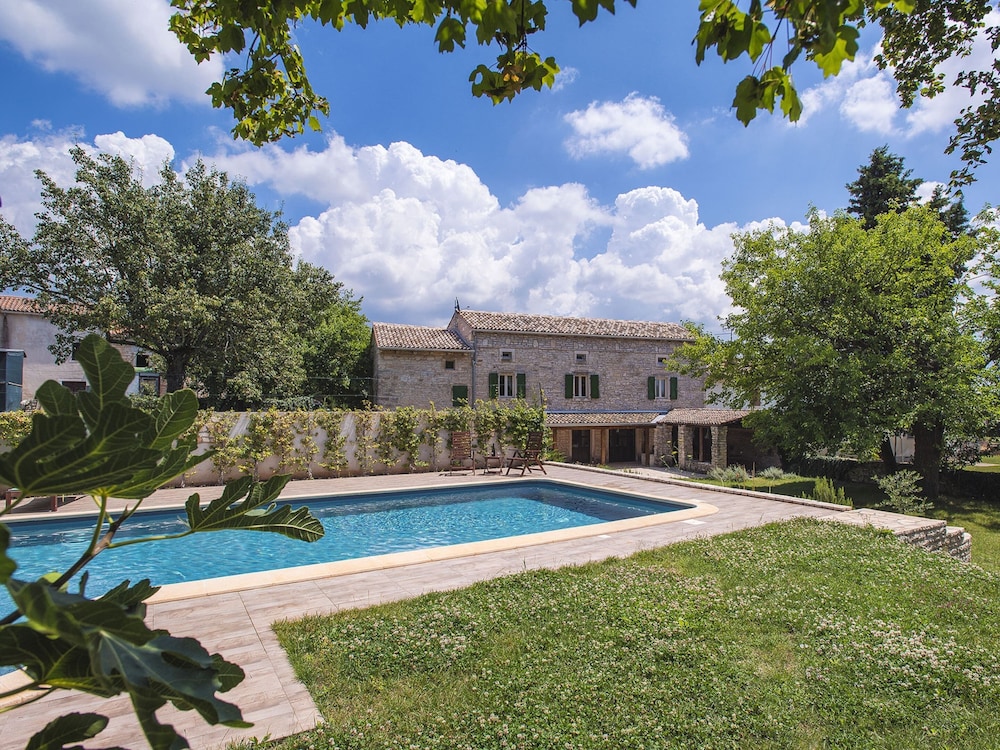 Holiday Home Svetvincenat with Pool — 4-Star Luxury Hotel in Svetvincenat, Croatia