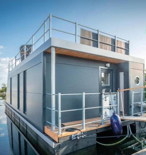 Hausboot Ran Mit Dachterrasse In Schleswig — Schleswig